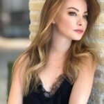 Sedef Şahin Instagram - Yanlış zamanda okunan doğru cümleye yazık olur. …kelimeler,duygular,filmler,şehirler,oyunlar,şarkılar,insanlar ıskalanır o vakitlerde. Kafa başka yerdedir… #zaman