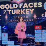 Sedef Şahin Instagram - Bu sene yedincisi düzenlenen Gold Faces of Turkey ödülleri kadına şiddete farkındalık yaratmak adına bu gece sahiplerini buldu.Beni de “Serçenin Gözyaşı” filminde can verdiğim “Emine” ile “en iyi karakter oyuncusu” ödülüne layık görmüşler . Oy kullanan ,organizasyonda emeği geçen herkese bin teşekkür 🙏🏻💐 #kadınaşiddetehayır