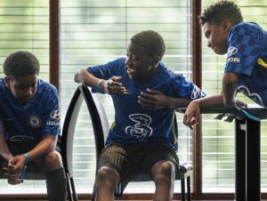 Seema Jaswal Instagram - AD Thrilled to have joined @suresportuk on site at @chelseafc last week to see its #BreakingLimitsProgramme in action. The programme works with NGOs and grassroots initiatives around the world helping disadvantaged young people to break down the barriers holding them back from moving however they want. Sure recognises the power of movement and how important it is that everyone has the ability to move however and whenever they want. It’s part of the reason why I’ve been an ongoing Sure partner, as a sports fan, supporter and now parent, I want to make sure my little girl has every opportunity to partake in movement and sport however she chooses. Sport can teach us so much more than we realise and that transcends to so many other parts of our lives. It’s such a powerful tool for social change and it was an honour see programmes like this one in action.
 
And bonus, I got to catch up with my friend @enialuko and I got some tips from the coaches from @chelseafc for my Sure #BringTheHeat challenge!