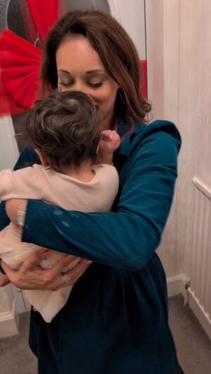 Seema Jaswal Instagram - Celebrating the New Year singing about socks with my new little bestie! 😂

2023 thank you for the best year of my life and for giving me the greatest gift I could have ever dreamed of 🫶🏽

#happynewyear #2024