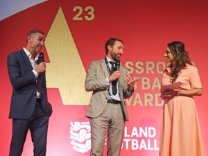 Seema Jaswal Instagram - An inspiring afternoon for all generations 💛

It was an absolute privilege to host the @england Football Grassroots Football Awards 2023. An event that shines a light on the incredible volunteers that help the game we all love so much grow at grassroots level and celebrating the impact it can have on so many aspects of society.

✔️12 inspiring award winners
✔️Legends past and present
✔️England Manager Gareth Southgate 
✔️Sir Geoff Hurst 🎤 Sweet Caroline 
✔️John Barnes taking us back to 1990
✔️Amazing live music with Rockaoke 
✔️Dramatics of the Community Shield
✔️Why can’t all Sundays be like this?!

It’s a great privilege to be involved in the grassroots of the nation’s sport knowing

#grassroots #grassrootsfootball #inspiring #communityshield #football #family