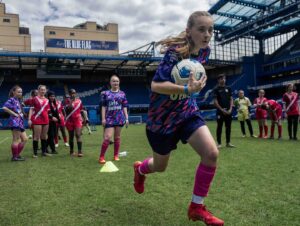 Seema Jaswal Instagram - AD Thrilled to have joined @suresportuk on site at @chelseafc last week to see its #BreakingLimitsProgramme in action. The programme works with NGOs and grassroots initiatives around the world helping disadvantaged young people to break down the barriers holding them back from moving however they want. Sure recognises the power of movement and how important it is that everyone has the ability to move however and whenever they want. It’s part of the reason why I’ve been an ongoing Sure partner, as a sports fan, supporter and now parent, I want to make sure my little girl has every opportunity to partake in movement and sport however she chooses. Sport can teach us so much more than we realise and that transcends to so many other parts of our lives. It’s such a powerful tool for social change and it was an honour see programmes like this one in action.
 
And bonus, I got to catch up with my friend @enialuko and I got some tips from the coaches from @chelseafc for my Sure #BringTheHeat challenge!