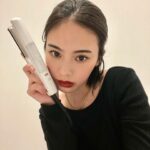Seira Anzai Instagram - 私がアンバサダーを務めるVS“ヴィダルサスーン”の スチームストレートアイロンを紹介します。 コンパクトなストレートアイロンなのに スチームが出て本格的。 持ち運び先でも、髪の毛は綺麗でいたいですよね…♡ 是非チェックしてみてください〜 ⠀   @vs_hairiron_official   #vidalsassoon #ヴィダルサスーン #小泉成器 #pr #新生活