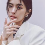 Seira Anzai Instagram - @boucheron × @drop_tokyo hair&make: @karen___lemon Stylist: @masumi_yakuzawa Photographer: @airguitar_junjun