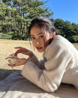 Seira Anzai Instagram - Chloe オードパルファム ルミヌーズはローズの香りが上品で甘く
こうした晴れの休日につけたくなるような香りです🌞♡

リボンにはピンクのステッチがアクセントに…
⠀

@latelierdesparfums_jp
@chloe
#PR 
#クロエルミヌーズ
#クロエフレグランス
#ラトリエデパルファム
#iamchloe