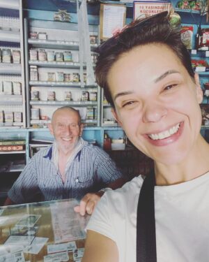 Selen Seyven Instagram - Bugün okuduğum lisenin önünden bir geçeyim dedim. Yahya Kemal Beyatlı lisesi 🙏🏻 
Artık Anadolu Lisesi olmuş tabi.
Hemen karşısında kaçıp kaçıp gittiğimiz,
Cipsli kolalı muhabbetlerin döndüğü,
2002 Dünya kupasında İlhan Mansızın o müthiş golünü okulu asıp nefesimiz kesik seyrettiğimiz
Yerli yersiz bir dolu haylazlıkların yuvası olan
Laz bakkal amcanın karadeniz bakkaliyesi vardır. Lise kapalı tabi bu tarihte ama bakkal amcanın bakkaliyesi aynen hatırladığım gibi orada duruyor. Durdum önünde girdim içeri ve laz bakkal amca tam bıraktığım yaşta her zaman olduğu gibi aynı koltuktan aynı tezgahın arkasından içeri girdiğim anda gülümsedi.
-Uyyy kimleri göriyruum. 
 diye ayağa kalktı. Unutmamış.
Ben bir anda döndüm 16 yaşıma ,gözlerim oldu çizgi ,kafam yattı sol omzuma, ihi diye bir ses çıktı , güldüm.  Hayatımda ne çok şey değişmiş ama haylaz yıllarıma ait o şapşik gülüşümün sayende hala benimle olduğunu hatırladım. İsmin hala yok bende
Adın hep laz bakkal amca.
En fazla 5 dk sohbet edebildik. 
O torunundan, ben 10 aylık oğlumdan bahsettik. Şimdiki gençlerden dert yandı biraz. Bizim zamanın saygılı sevgili çocuklarını özlediğini söyledi. İkimizin de gözleri doldu. Bir müşteri girdi içeri sohbetimiz orada dondu. Yeterdi zaten. Beni 20 sene geriye götüren bu 5 dakikanın değerini ne yazsam anlatamam. 
İyi ki geçmişim bugün oradan. 
Doğduğum büyüdüğüm mahallede değişmeyen tek sen varsın ve iyi ki varsın laz bakkal amca.
Çok yaşa 🙌🏻