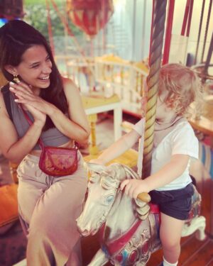Selen Seyven Instagram - Atlı karıncaya 3 tur sıkılmadan hep aynı heyecanla binmiş kaç anneyiz?
#kalbimmarsel