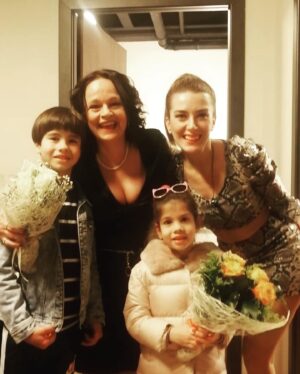 Selen Uçer Instagram - Mutlu Yıllarsss🍀🧚‍♂️🙌 İşte 2022’de kulise gelen en güzel çiçekler 🤗🧡🙏 #Sarp&Derin #Uçers&Göktans🧿😍🙏 #tbt #BKKK2022 #happynew2023🥂