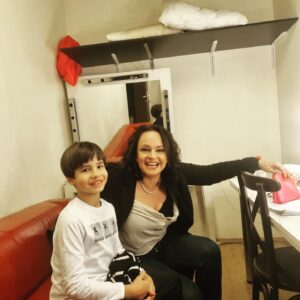 Selen Uçer Instagram - Mutlu Yıllarsss🍀🧚‍♂️🙌 İşte 2022’de kulise gelen en güzel çiçekler 🤗🧡🙏 #Sarp&Derin #Uçers&Göktans🧿😍🙏 #tbt #BKKK2022 #happynew2023🥂