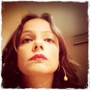 Selen Uçer Instagram - ‘Sayın yolcularımız, uçağımız henüz terminale yanaşmamıştır,kemerlerinizi çözmeyiniz, dolapları açmayınız!’🤓🤫😮‍💨🙌👩🏻‍✈️#tbt #2012 #10yılchallenge #kuliste