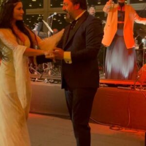 Selen Öztürk Instagram - Bir ömür boyu mutlu olun Canım Deniz & Bilgehan 
🥂🧿🌺

Ne de güzel bir gece ve buluşma oldu .. İyi ki 🙏

#denizbilgehanwedding