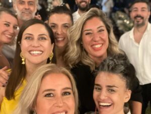 Selen Öztürk Instagram - Bir ömür boyu mutlu olun Canım Deniz & Bilgehan 
🥂🧿🌺

Ne de güzel bir gece ve buluşma oldu .. İyi ki 🙏

#denizbilgehanwedding