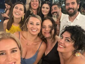 Selen Öztürk Instagram - Bir ömür boyu mutlu olun Canım Deniz & Bilgehan 
🥂🧿🌺

Ne de güzel bir gece ve buluşma oldu .. İyi ki 🙏

#denizbilgehanwedding