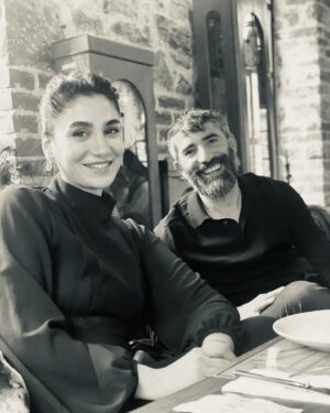 Selen Öztürk Instagram - Biz.. 😊.. Objektifime yakalanan canımlar 🫶 .. 

#KızılGoncalar 13 🌹Bu akşam 20:00’de .. ✨✨

@dizikizilgoncalar 
@nowtvturkiye 
@goldfilmyapim