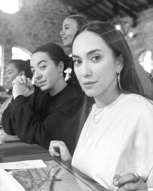 Selen Öztürk Instagram - Biz.. 😊.. Objektifime yakalanan canımlar 🫶 .. 

#KızılGoncalar 13 🌹Bu akşam 20:00’de .. ✨✨

@dizikizilgoncalar 
@nowtvturkiye 
@goldfilmyapim