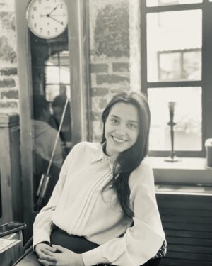 Selen Öztürk Instagram - Biz.. 😊.. Objektifime yakalanan canımlar 🫶 .. 

#KızılGoncalar 13 🌹Bu akşam 20:00’de .. ✨✨

@dizikizilgoncalar 
@nowtvturkiye 
@goldfilmyapim