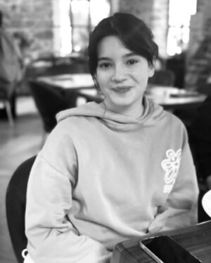 Selen Öztürk Instagram - Biz.. 😊.. Objektifime yakalanan canımlar 🫶 .. 

#KızılGoncalar 13 🌹Bu akşam 20:00’de .. ✨✨

@dizikizilgoncalar 
@nowtvturkiye 
@goldfilmyapim