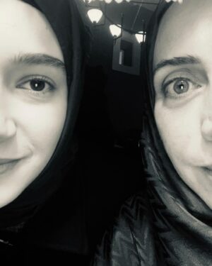 Selen Öztürk Instagram - Biz.. 😊.. Objektifime yakalanan canımlar 🫶 .. 

#KızılGoncalar 13 🌹Bu akşam 20:00’de .. ✨✨

@dizikizilgoncalar 
@nowtvturkiye 
@goldfilmyapim