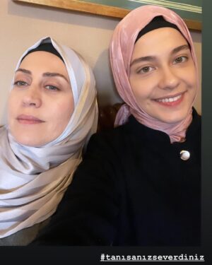 Selen Öztürk Instagram - “Kızıl Goncalar “ -11 ✨Birazdan @nowtvturkiye ‘de
@dizikizilgoncalar 

Ve bazen kamera arkasında biz 😌

Ve Hoşgeldiniz Melisa ve Batuhan 🙏🍀

#backstage