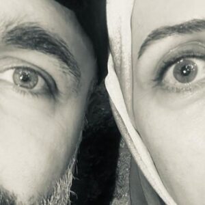 Selen Öztürk Instagram - Hasna .. #kızılgoncalar @dizikizilgoncalar 

Mum olmak kolay değildir .Işık saçmak için önce yanmak gerek demiş Rumi .. 

Kızıl Goncalar ikinci bölümüyle bu akşam 20:00’de @foxturkiye ‘de ..

@omuratay @sevimliozgur 
@sukrunecatisahin 
@goldfilmyapim 
🙏🙏🙏

📷 : @ilkerbackstage