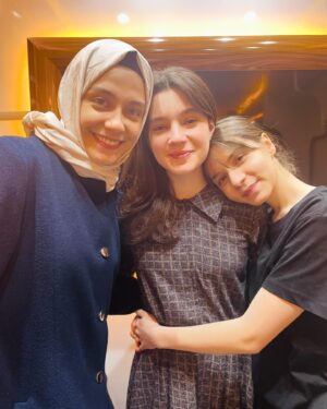 Selen Öztürk Instagram - “Kızıl Goncalar “ -11 ✨Birazdan @nowtvturkiye ‘de
@dizikizilgoncalar 

Ve bazen kamera arkasında biz 😌

Ve Hoşgeldiniz Melisa ve Batuhan 🙏🍀

#backstage