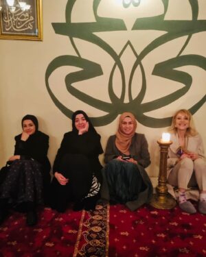 Selen Öztürk Instagram - “Kızıl Goncalar “ -11 ✨Birazdan @nowtvturkiye ‘de
@dizikizilgoncalar 

Ve bazen kamera arkasında biz 😌

Ve Hoşgeldiniz Melisa ve Batuhan 🙏🍀

#backstage