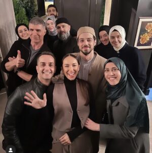 Selen Öztürk Instagram - Müsaitseniz birazdan size geleceğiz ☺️ 
#kızılgoncalar 

Güzel dostlar 🍀🧿🩷

@ozgunamal ozcandeniz @mertyazicioglu @erkoavci @mertturak @mina_dmrts @asiyedincsoy @zehrakelleci @duygu_sarisin @tgrltlk @yakupturgut 
Ve fotoğrafta olmayan canlar @painofkermit @sitareakbas @esmayiiilmaz ve Sevgili Şerif Erol

@dizikizilgoncalar 
@goldfilmyapim 
@nowtvturkiye
