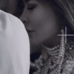 Selen Görgüzel Instagram - Ruhunuza gıda olması dileğiyle…Umrumda Değil artık sizindir…✨🧿✨ #UmrumdaDeğil Out Now🌹 Yapımcı: @dmccomtr @samsundemir @turkanbulbul —— Söz&Müzik: @serdarsortac Düzenleme: @canatayilmaz Mix/Mastering: @utkuunsal Klasik Gitar: @selahattinguzelel Elektro Gitar: Fatih ülker Vokal Koçu: @fatiherturofficial Vokal: @fatiherturofficial @edabingolmusic Kayıt: Berkay Özsoy Stüdyo: @hazelmusicco Kapak Tasarımı: @fatihkocatturk —— Yönetmen: @selimakar Görüntü Yönetmeni: @varol Kamera: @gokhanfiratt Prodüksiyon: Lake House Production Prodüksiyon Amiri: Emre Öztürk Işık Şefi: Yılmaz Paksoy Yardımcı Yönetmen: Hatice Erdağ Işık Bestboy: Hakan Altunkök Işık Asistan: İsmail Kalaycıoğlu Fotoğraf: @eve_line_photo Kurgu: Seda Fıçıcı Sanatçı Asistanı: @yarennofficial Prodüksiyon Asistanı: Serhat Tokgün Styling: @zeynep.bozkaya Kostüm tasarım : @zeynep.bozkaya Şapka tasarım : @onnahat Kolye : @lamerdesigns_handmad Make-up: @utkuagagilofficiall Model: Flash Model & Kevin Stranart Cast: Grand Casting Mekan: @buyuklondraoteli_ Mekan sponsorluk : @ayhanhuzmeli Klip sponsor: ESSAY by @esraezmecii —— Menajerlik: @halilyildirim Basın Pr: : @arasozgur Radyo Pr : @refiksarioz Dijital Pr : @1semiharslan