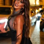 Selen Görgüzel Instagram - Bir gün psikiyatristin muayehanesine çok üzgün vaziyette ağlayan birisi gelmiş ve başlamış anlatmaya; – Benim ekonomik durumum iyi. Maddi anlamda bir sıkıntım yok. Sağlık sorunumda yok. Ancak başka bir sorunum var. – Nedir o? – Neşelenemiyorum. Sürekli moralim bozuk. Şöyle gülmek, bazen kahkaha atmak, eğlenmek istiyorum. İşte bunun için size geldim. – Arkadaş, işin doğrusu bu olay, benim uzmanlık alanıma girmiyor. Ancak sana bir öneride bulunabilirim. Şu karşıya 10 gün önce bir sirk geldi. Bir de palyaço var. Ben gittim. Çok güzeldi, özellikle de o palyaço harikaydı. Gülmekten yerlere yattım, o kadar çok eğlendim ki… Sana da o sirke gitmeni özellikle o palyaçoyu seyretmeni öneririm. Bunun üzerine adamın suratı iyice asılmış ve adeta fısıltı halinde demiş ki; – O palyaço var ya… O benim işte… Hayat akarken çevrenizdeki insanların mutluluğu için çabalarken acaba siz mutlu olmak için ne yapıyorsunuz?