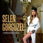 Selen Görgüzel Instagram - 23 Şubat Cuma…. UMRUMDA DEĞİL 😉 Yapımcı: @dmccomtr @samsundemir @turkanbulbul Söz&Müzik: @serdarsortac Düzenleme: @canatayilmaz Mix/Mastering: @utkuunsal Klasik gitar: @selahattinguzelel Elektro gitar: Fatih ülker Vokal Koçu: @fatiherturofficial Vokal: @fatiherturofficial @edabingolmusic Kayıt: Berkay Özsoy Stüdyo: @hazelmusicco Kapak Tasarımı: @fatihkocatturk —— Yönetmen: @selimakar Görüntü Yönetmeni: @varol Kamera: @gokhanfiratt Prodüksiyon: Lake House Production Prodüksiyon Amiri: Emre Öztürk Işık Şefi: Yılmaz Paksoy Yardımcı Yönetmen: Hatice Erdağ Işık Bestboy: Hakan Altunkök Işık Asistan: İsmail Kalaycıoğlu Fotoğraf: @eve_line_photo Kurgu: Seda Fıçıcı Sanatçı Asistanı: @yarennofficial Prodüksiyon Asistanı: Serhat Tokgün Styling: @zeynep.bozkaya Kostüm tasarım : @zeynep.bozkaya Make-up: @utkuagagilofficiall Model: Flash Model & Kevin Stranart Cast: Grand Casting Mekan: @buyuklondraoteli_ Mekan sponsorluk : @ayhanhuzmeli Klip sponsor: ESSAY by @esraezmecii —— Project team Menajer: @halilyildirim Danışman : @arasozgur Radyo pr : @refiksarioz Dijital pr : @1semiharslan
