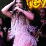 Selen Görgüzel Instagram - Show must go on✌🏼 dün gece @sureyya.teras Elbise @selmaorucatelier Fotoğraf @eve_line_photo
