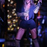 Selen Görgüzel Instagram - Sevende haklı sevmeyende çünkü gerçekten #iamthebest ✌🏼😉 dün gece @gizz.sahnesinde yine bir GÖRGÜZEL #show vardı… her şey siz misafirlerimiz ve ekibimle güzel 😇🙏🏼 TEŞEKKÜRLER Ceket & büstiyer&çizme @pinarkerimoglu Menajer @halilyildirim Asistan @isogkgz Orkestra @drummert35 @edabingolmusic @taskingulden Saç &Makyaj @make_up_hurmuz Fotoğraf @eve_line_photo #İYİKİVARSINIZ❤️