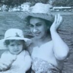 Selen Görgüzel Instagram - Doğurmuş.. Doğurmamış.. Doğurduğunu bağrına basmış.. Kendi anne olan.. Vicdanı anne olan.. Ruhu anne olan.. Bütün kocaman yürekli kadınlara.. Gidenler nur olsun..❤️ Kalanlar sağ olsun.. Tüm Annelerimizin ANNELER günü kutlu olsun..🙏❤️ @selma2212new