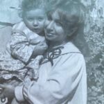 Selen Görgüzel Instagram - Doğurmuş.. Doğurmamış.. Doğurduğunu bağrına basmış.. Kendi anne olan.. Vicdanı anne olan.. Ruhu anne olan.. Bütün kocaman yürekli kadınlara.. Gidenler nur olsun..❤️ Kalanlar sağ olsun.. Tüm Annelerimizin ANNELER günü kutlu olsun..🙏❤️ @selma2212new