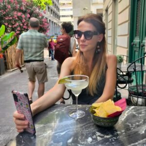 Selen Soyder Instagram - Arkadaki insanları tanımıyorum🤷🏼‍♀️ onlarda beni tanımıyor onların kaybı🥲😂🤪