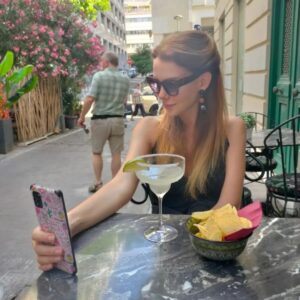 Selen Soyder Instagram - Arkadaki insanları tanımıyorum🤷🏼‍♀️ onlarda beni tanımıyor onların kaybı🥲😂🤪