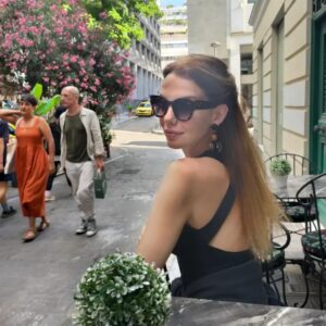 Selen Soyder Instagram - Arkadaki insanları tanımıyorum🤷🏼‍♀️ onlarda beni tanımıyor onların kaybı🥲😂🤪