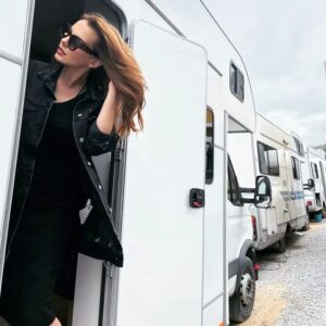 Selen Soyder Instagram - Oto pazarında artış var mı? 🚐 Artiz mi? Ne artizi?🥲