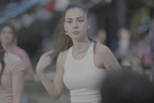 Selin Türkmen Instagram - Buse..
Seni bugüne kadar gizli tutmak çok zordu🤣 Bu benim ilk sinema projem ve en az 3391 Kilometre'yi izlemek için sabırsızlananlar kadar heyecanlıyım. Bana inanan ve hep arkamda olan sevgili yönetmenimiz @denizenyuksek 'e yapımcılarımız @omerfaruksorak ve @bahadirarliel 'e, yazarımız @beyzalkoc 'a ve filmde emeği geçen tüm ekibimize çok teşekkür ediyorum. @3391kmfilm sizlerle..