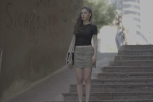 Selin Türkmen Instagram - Buse..
Seni bugüne kadar gizli tutmak çok zordu🤣 Bu benim ilk sinema projem ve en az 3391 Kilometre'yi izlemek için sabırsızlananlar kadar heyecanlıyım. Bana inanan ve hep arkamda olan sevgili yönetmenimiz @denizenyuksek 'e yapımcılarımız @omerfaruksorak ve @bahadirarliel 'e, yazarımız @beyzalkoc 'a ve filmde emeği geçen tüm ekibimize çok teşekkür ediyorum. @3391kmfilm sizlerle..