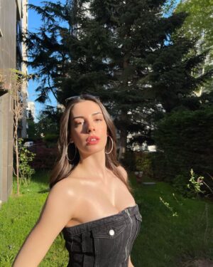 Selin Türkmen Instagram - severse soldan silerse sağdan pozum ve günes🌞