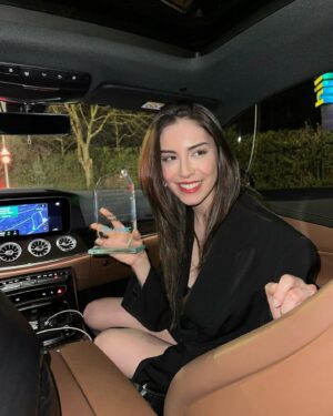 Selin Türkmen Instagram - Bu ödülün benim için anlamı çok büyük çünkü bu aldığım ilk ödül ve bunu bana pırıl pırıl genç arkadaşlarımın vermesi ayrı bir onur. Beni bu ödüle layık gören Türk Tıp Öğrencileri Birliği'ne çok teşekkür ediyorum.. @turkmsic