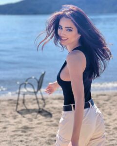 Selin Genç Instagram - Bir gün bir kız Marmaris’teymiş, neşesi yerindeymiş🙃 📸 @rulin_my_blues 🤍