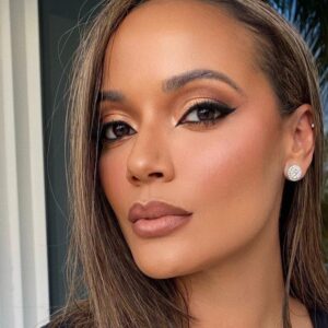 Selita Ebanks Instagram - Uughhh it’s the eyeliner for me!! There’s nothing like the perfect cat eye! @jaaliyahs calls this the “Fox”. Her precision is on point. When I do it... not so much. More like a Panda🤷🏽‍♀️😩 lol #beauty #Skincare #contouring  #blend #GoodLook #Cleanbeauty #makeup #professional