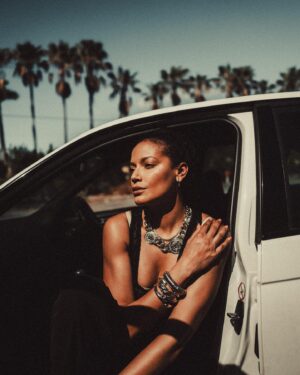 Selita Ebanks Instagram - 90’s stuff with @selitaebanks 

📷: Leica Q

#leicaphotography #palmtrees #vintagecar #bmw #grandcayman #90saesthetic #grain #leicaq