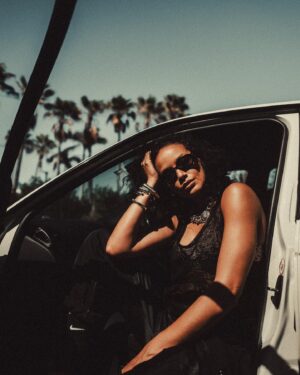 Selita Ebanks Instagram - 90’s stuff with @selitaebanks 

📷: Leica Q

#leicaphotography #palmtrees #vintagecar #bmw #grandcayman #90saesthetic #grain #leicaq
