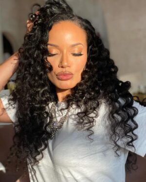 Selita Ebanks Instagram - Confessional glam so good it deserved a selfie 💋 Watch GRAND CAYMAN: SECRETS IN PARADISE TONIGHT @freeform  9/10c