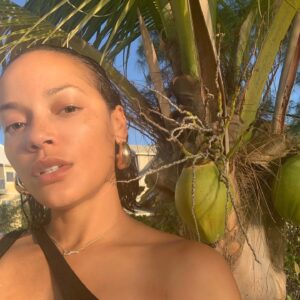 Selita Ebanks Instagram - The greatest gift you can give yourself is forgiveness. Blessed to see another day. 🙏🏽✨ #Selfcare #selflove One day at a time ✨