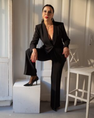 Sema Keçik Instagram - Olması gereken neyse o❤️🦋🧿💃🏻🕺🏾🐞💫💓⭐️
#hayatakarken #lifestyle #black
#foto #work #yaşam #life #nofilter
#oyun #actris #stage #bühne
