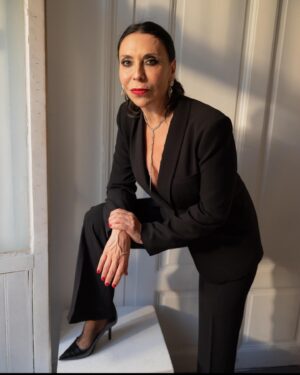 Sema Keçik Instagram - Olması gereken neyse o❤️🦋🧿💃🏻🕺🏾🐞💫💓⭐️
#hayatakarken #lifestyle #black
#foto #work #yaşam #life #nofilter
#oyun #actris #stage #bühne